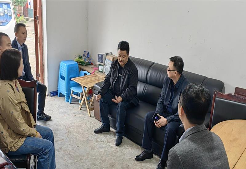 送温情、暖人心，乐鱼官方端网站登录入口-乐鱼leyu（中国）
房产班子成员走访慰问驻村工作队员_800-550